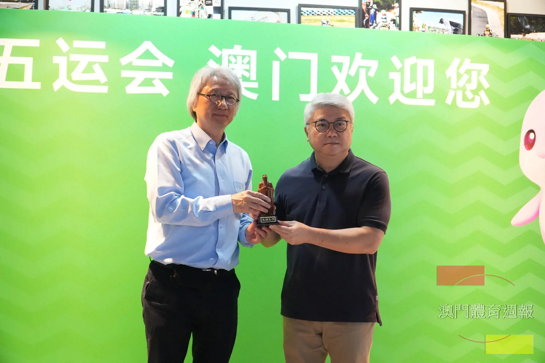 A3 潘永權與汽車總會大會主席鍾國榮交換紀念品.JPG